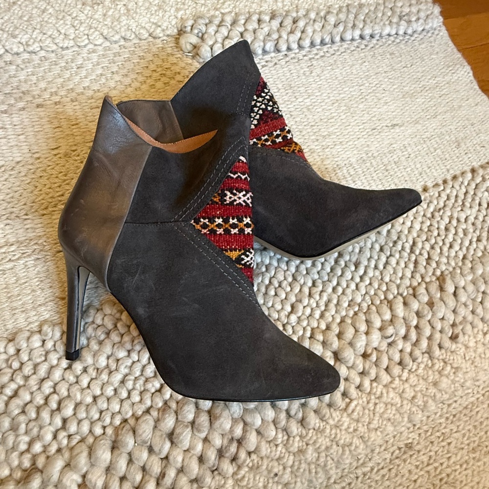 NWOT - Howsty gray heeled booties with Aztec print - size 7.5